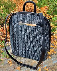 ΓΥΝΑΙΚΕΙΟ ΣΑΚΙΔΙΟ ΠΛΑΤΗΣ BACKPACK ΜΑΥΡΟ ΜΕ ΓΡΑΜΜΑΤΑ